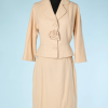 na4463-Tailleur-1950-60-en-lainage-blanc-cassé-avec-fleur-en-relief-t36-01.png