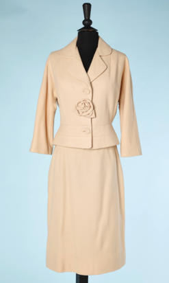 na4463-Tailleur-1950-60-en-lainage-blanc-cassé-avec-fleur-en-relief-t36-01.png