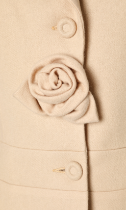 na4463-Tailleur-1950-60-en-lainage-blanc-cassé-avec-fleur-en-relief-t36-01.png