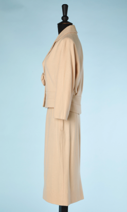 na4463-Tailleur-1950-60-en-lainage-blanc-cassé-avec-fleur-en-relief-t36-01.png