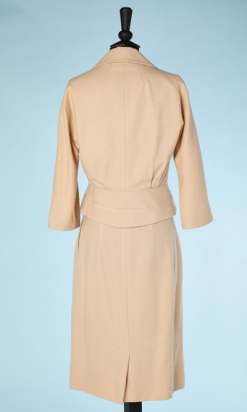 na4463-Tailleur-1950-60-en-lainage-blanc-cassé-avec-fleur-en-relief-t36-01.png