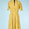 na446-4Robe-1940en-reps-jaune-imprimé-de-branchages-marron-et-blancs-t38-01.png