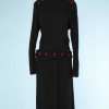 na4502-Robe-1940-en-crêpe-noir-noir-boutonnières-rouges-t40-01.png