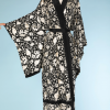 na4519-Kimono-1930-40-en-crêpe-noir-brodée-fleurs-et-feuillages-blancs-parements-en-soie-noire-t40-02.png