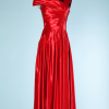 na4540-Robe-du-soir-1950-en-satin-de-soie-rouge-encolure-asymétrique-t34-36-01.png