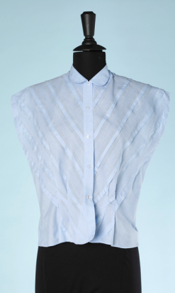 na4592-Chemisier-1940-en-coton-bleu-ciel-plis-obliques-t40.-01.png