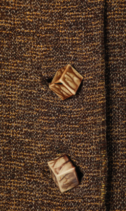 na4605-Manteau-1930-en-lainage-chiné-marron-et-jaune-boutons-cubes-t40-01.png