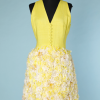 nA4640-Robe-1960-en-lin-jaune-cousue-de-marguerites-en-relief-t38-40-01