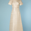 nA4642-Robe-longue-du-soir-1970-en-satin-blanc-brocard-or-taille-large-sous-poitrine-boutonnée-t38-01