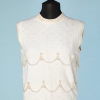 nA4666-pull-sans-manches-1960-en-tricot-blanc-cousu-de-pailletes-et-perles-transparentes-t38-40-01