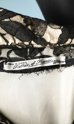 nA4679-robe-1940-crême-recouverte-de-dentelle-noire-ceinture-velours-Lilli-Ann-t36-01