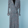 nA4707-Tailleur-1940-en-crêpe-imprimé-mosaïque-rose-bleu-ciel-turquoise-et-blanc-t36-01