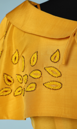 nA4736-Ensemble-Robe-et-petite-cape-en-soie-jaune-safran-brodé-de-feuillages-en-perles-jaunes-et-or-t34-02