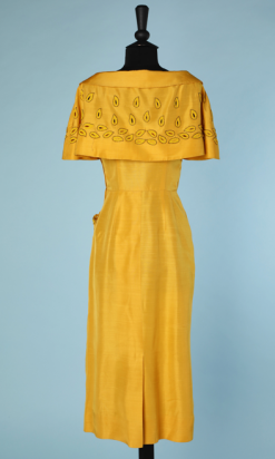 nA4736-Ensemble-Robe-et-petite-cape-en-soie-jaune-safran-brodé-de-feuillages-en-perles-jaunes-et-or-t34-02