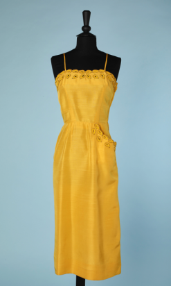 nA4736-Ensemble-Robe-et-petite-cape-en-soie-jaune-safran-brodé-de-feuillages-en-perles-jaunes-et-or-t34-02