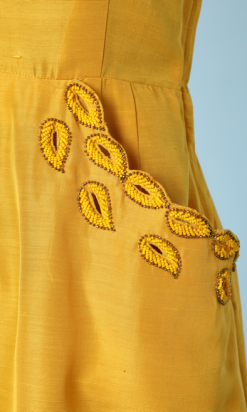 nA4736-Ensemble-Robe-et-petite-cape-en-soie-jaune-safran-brodé-de-feuillages-en-perles-jaunes-et-or-t34-02