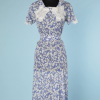 nA4741-Robe-de-jour-1930-en-voile-de-coton-bleu-imprimé-de-fleurs-blanches-et-grises-jabot-t40-42-01