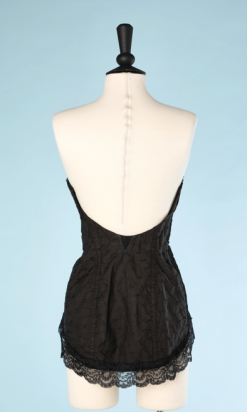 nA4803-Guêpière-1950-noire-en-coton-damassé-dentelle-noire-doublée-rose-t36-01