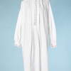 nA4910-Chemise-de-nuit-dhomme-1900-en-coton-blanc-frises-rouge-et-bleues-01