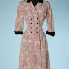 nA4922-Manteau-1940-50-en-reps-écru-imprimé-animal-marron-et-noir-col-et-poignets-en-velours-noir-t38-40-01