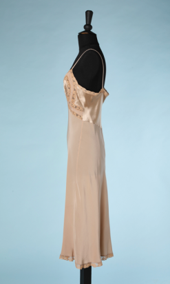 nA4930-Combinaison-1930-en-satin-de-soie-beige-et-dentelle-marron-t38-01