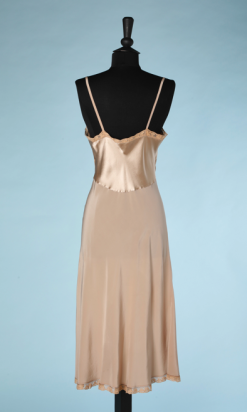 nA4930-Combinaison-1930-en-satin-de-soie-beige-et-dentelle-marron-t38-01
