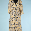 nA4934-Robe-1930-en-soie-grise-imprimé-de-fleurs-grises-crême-et-jaune-et-noires-t44-01