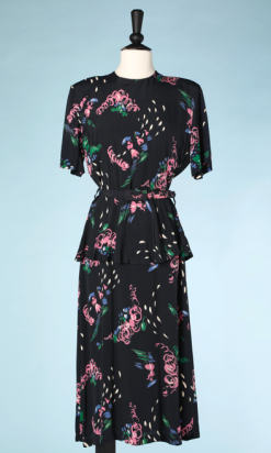 nA4979-Robe-1940-en-rayonne-noire-de-traits-et-volutes-roses-bleus-verts-t38-40-01