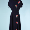 nA4981-Robe-1940-en-crêpe-marine-applications-de-fleurs-en-tissu-rouge-et-violette-t40-01