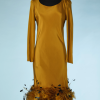 nA4984-Robe-en-satin-de-soie-ocre-bordure-du-bas-en-plumes-de-coq-ocre-et-noir-irisé-t36-01