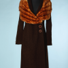 nA5020-Manteau-de-femme-1930-en-lainage-marron-avec-large-col-en-fourrure-t36-01