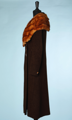 nA5020-Manteau-de-femme-1930-en-lainage-marron-avec-large-col-en-fourrure-t36-01