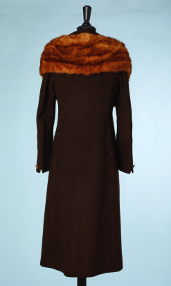 nA5020-Manteau-de-femme-1930-en-lainage-marron-avec-large-col-en-fourrure-t36-01