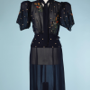 nA5228-Robe-1940-en-mousseline-marine-brodée-de-pois-écrus-et-bouquets-de-fleurs-t38-01