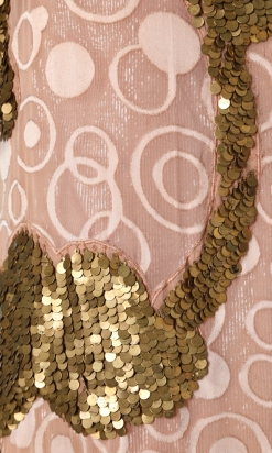 nA5269-800E-Robe-vintage-en-mousseline-rose-poudré-avec-cercles-et-broderies-de-paillettes-en-métal-doré-t40-42-02