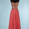 nA5332-Robe-longue-1950-en-nylon-corail-brodée-sur-le-buste-de-paillettes-or-t34-36-01