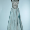 nA5334-Robe-du-soir-1950-en-taffetas-bleu-haut-brodé-de-paillettes-argent-bleuté-large-noeud-fesses-Will-Steinman-t36-01