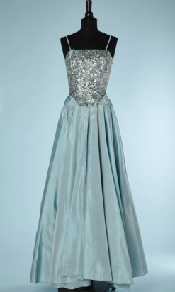 nA5334-Robe-du-soir-1950-en-taffetas-bleu-haut-brodé-de-paillettes-argent-bleuté-large-noeud-fesses-Will-Steinman-t36-01
