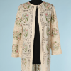 nA5358-Manteau-1920-en-crêpe-ivoire-brodé-de-carré-de-fleurs-et-entredeux-de-dentelle-t40-01