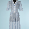 nA5364-Robe-1930-en-voile-de-coton-blanc-imprimé-de-motifs-géométriques-bleuspicot-en-dentelle-t36-38-01