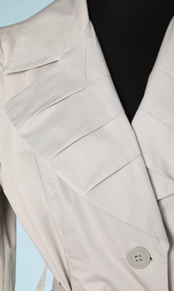 nA5754-Imperméable-vintage-en-coton-gris-claire-col-et-bas-de-manches-plissés-t40
