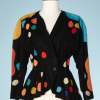 nA5148-Veste-en-daim-noir-à-gros-pois-de-couleurs-Jean-Muir-t36-01