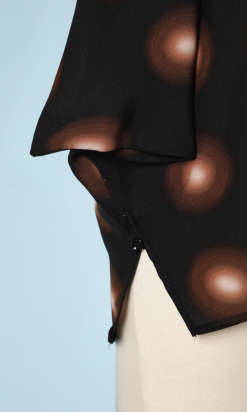 nA5224-Chemisier-asymétrique-noir-gros-pois-marron-Margiela-02