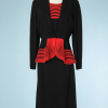 nA5247-Tailleur-Robe-et-Veste-1940-en-crêpe-noir-et-liserés-rouge-t38-01
