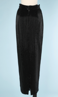 nA5318-Jupe-longue-en-satin-noir-entièrement-cousue-de-perles-tubulaires-noires-Gianni-Versace-t36-01
