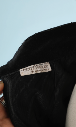 nA5318-Jupe-longue-en-satin-noir-entièrement-cousue-de-perles-tubulaires-noires-Gianni-Versace-t36-01