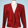 nA6104-Veste-en-daim-rouge-clouté-or-et-boutons-or-YSL-t36-01