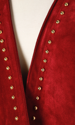 nA6104-Veste-en-daim-rouge-clouté-or-et-boutons-or-YSL-t36-01