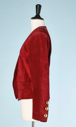 nA6104-Veste-en-daim-rouge-clouté-or-et-boutons-or-YSL-t36-01