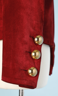 nA6104-Veste-en-daim-rouge-clouté-or-et-boutons-or-YSL-t36-01